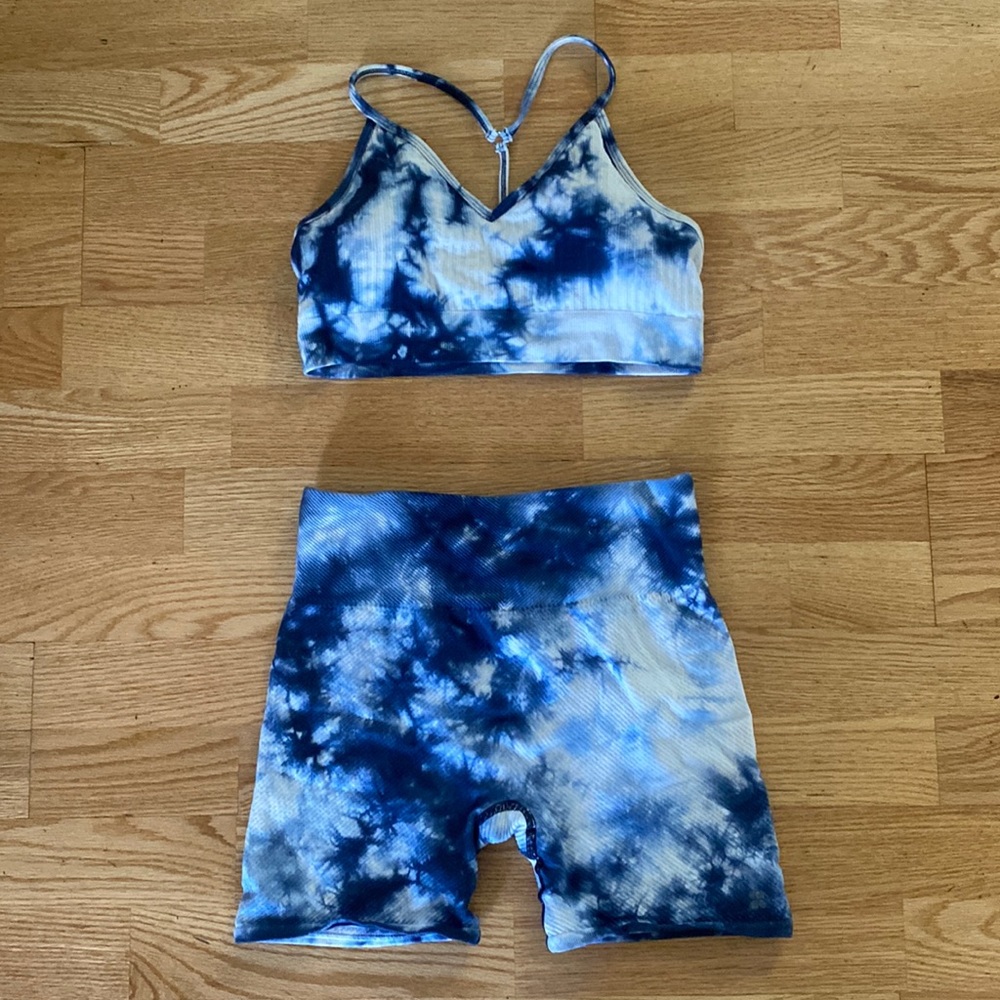 Sweaty Betty tie dye yoga set